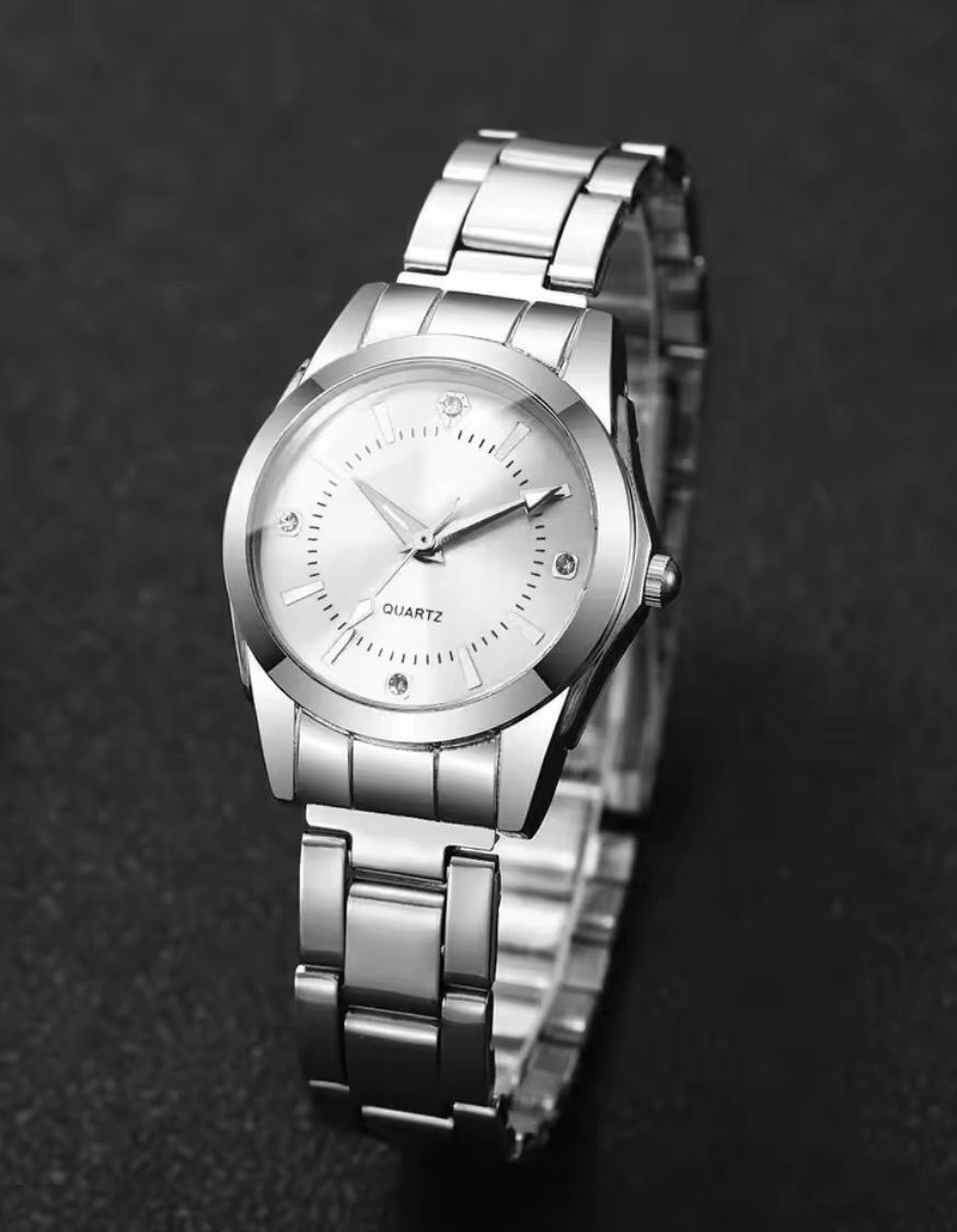 Watch: Women's - Silver | White Dial | 29mm Dial | Quartz